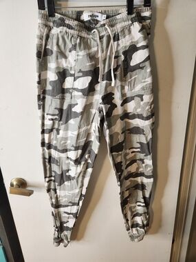 refuge Women's Camo Jogger Pants in Green & Gray